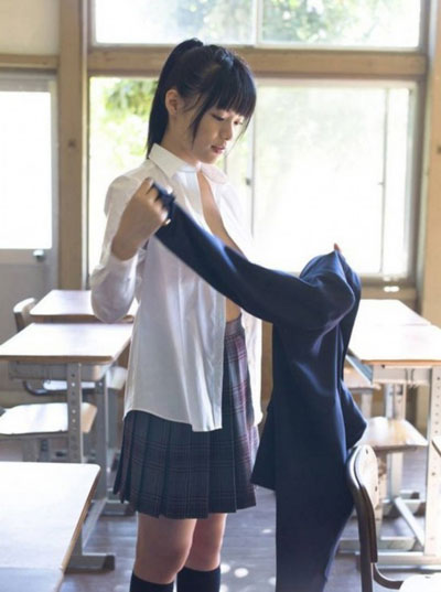 我也是个校服控呢.    格子裙,白衬衫~!    #p#副标题#e#.