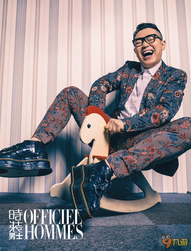 大鹏拍时装大片 镜头前害羞很认真在搞笑_九游