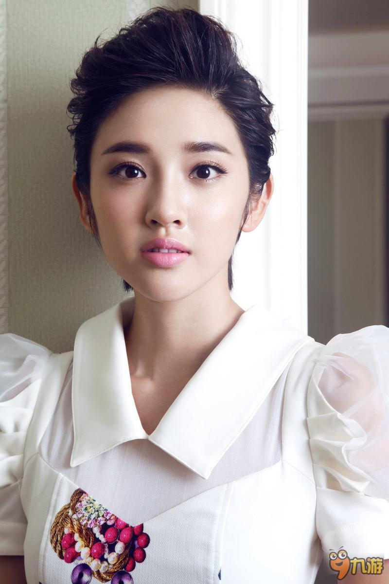 唐艺昕曝时尚写真 凌厉短发甜美俏丽