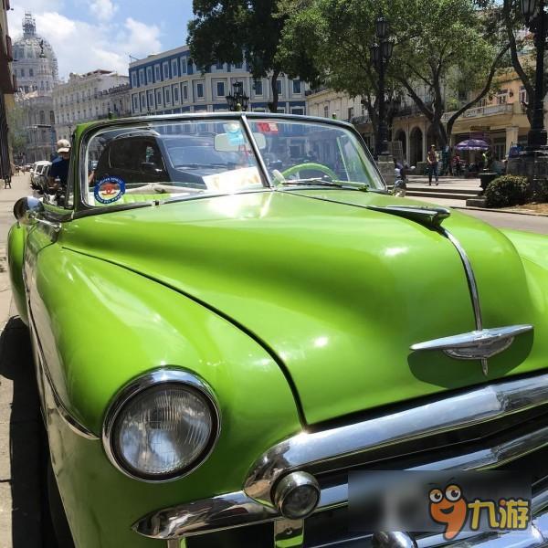 明年上映 《变形金刚5》首曝片场照：雪佛兰疑似伪装成出租车的变形金刚