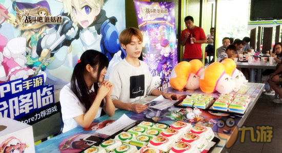 美少女甜蜜喂食《战斗吧蘑菇君》麦当劳主题店探险
