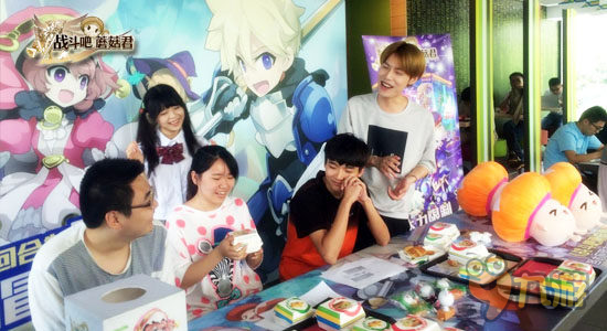 美少女甜蜜喂食《战斗吧蘑菇君》麦当劳主题店探险