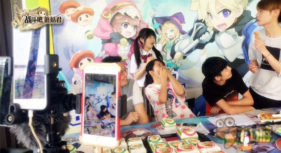美少女甜蜜喂食《战斗吧蘑菇君》麦当劳主题店探险
