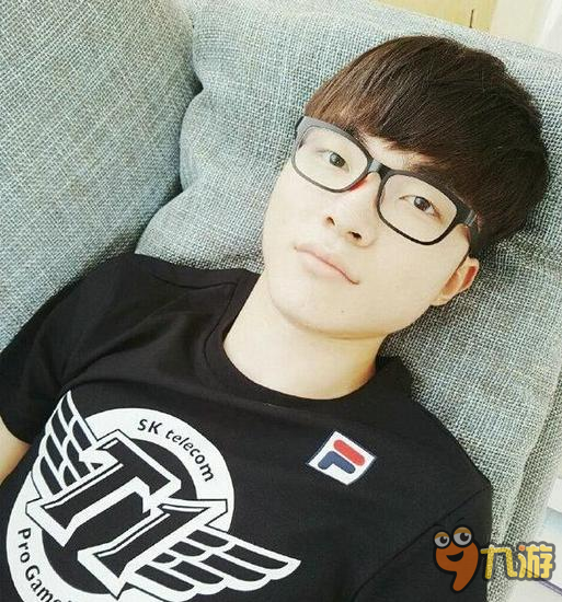 SKT新队服亮相 大魔王Faker颜值爆表