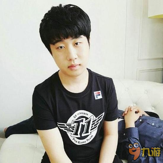 SKT新队服亮相 大魔王Faker颜值爆表