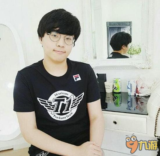 SKT新队服亮相 大魔王Faker颜值爆表