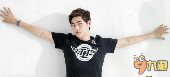 SKT新队服亮相 大魔王Faker颜值爆表