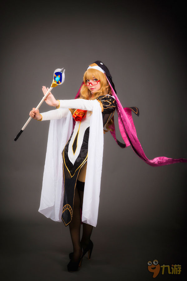 “請……請讓我來治療” 人氣角色芙爾娜神還原COS